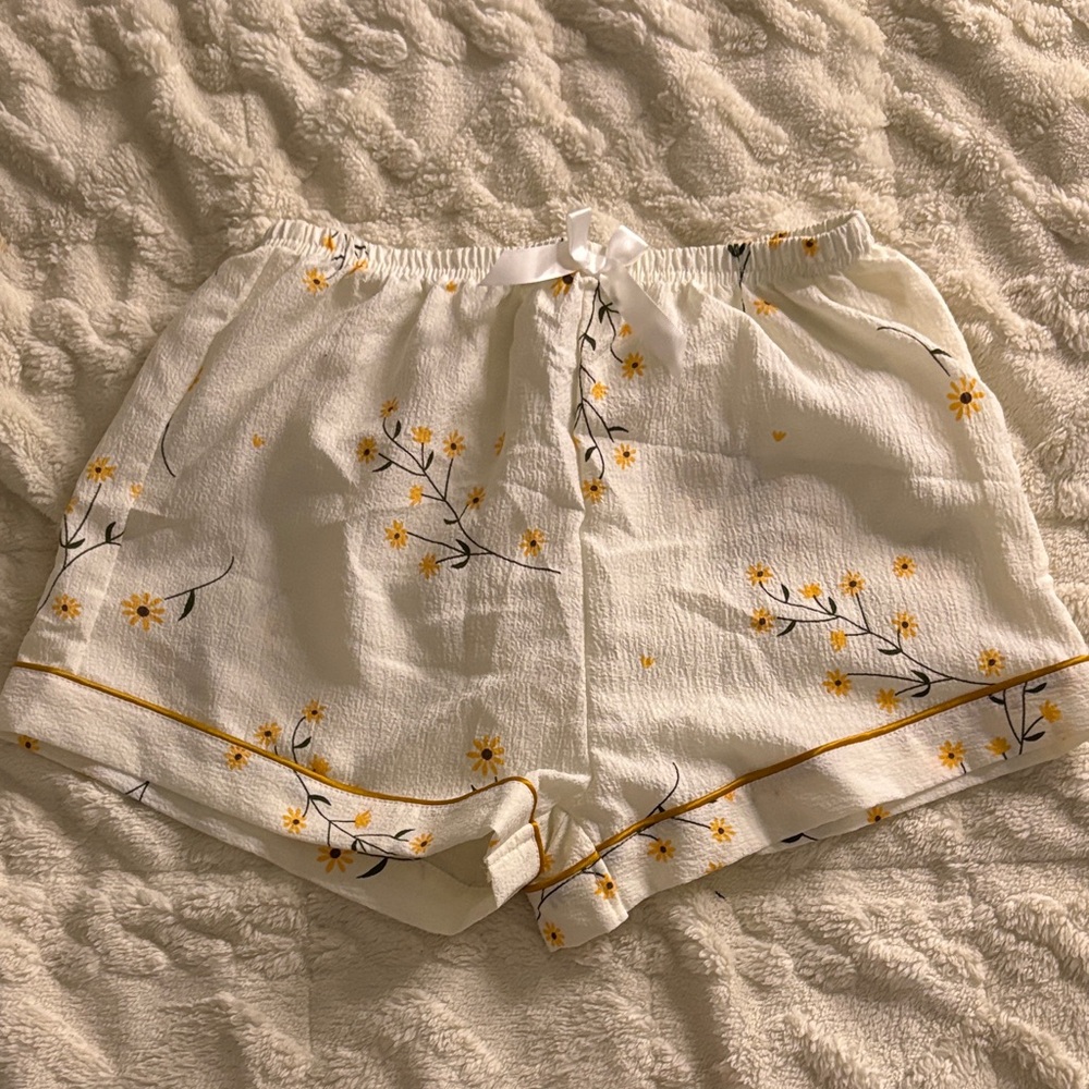 White Floral Elastic-Waist Women’s Shorts
